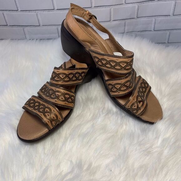 Clarks Artisan Tan Strappy Sandals Size 10 NWOT - Picture 1 of 8